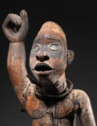 Nkisi (madeira, ferro e vidro)